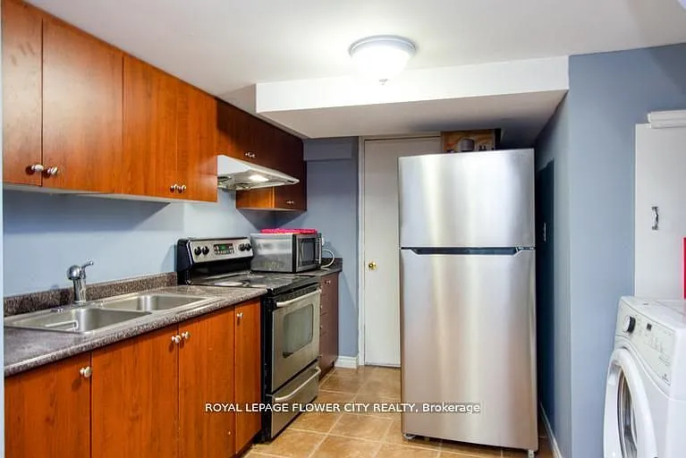 18 Saint Eugene St — Photo 11