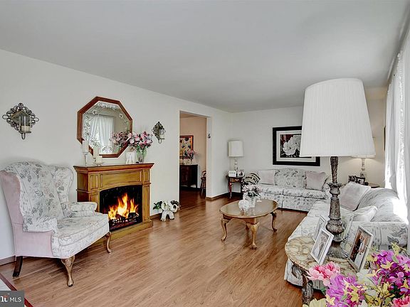 2nd image of 810 Wintergreen Ct