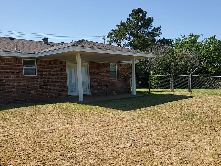 10904 N Lee Ave — Photo 17