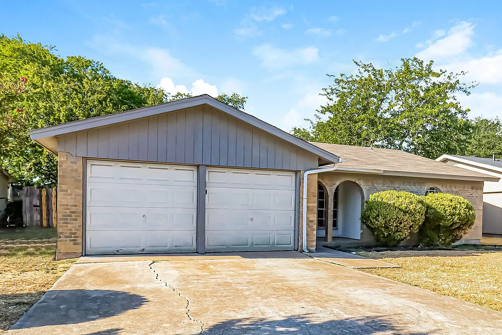 3 bed, 2.0 bath, 1356 sqft, $1,915 — Photo 1