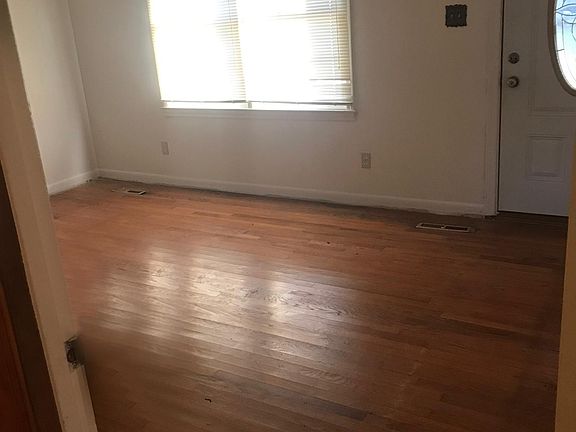 4th image of 215 McIver St