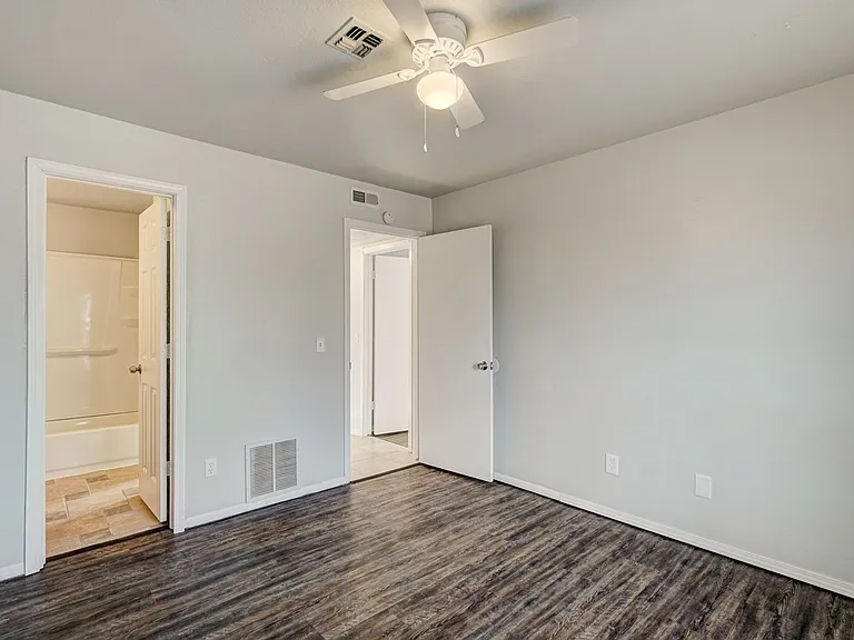 824 SE 14th St — Photo 5