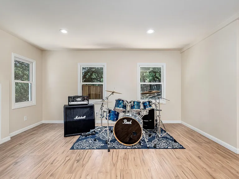 9342 Chalk Hill Rd — Photo 17