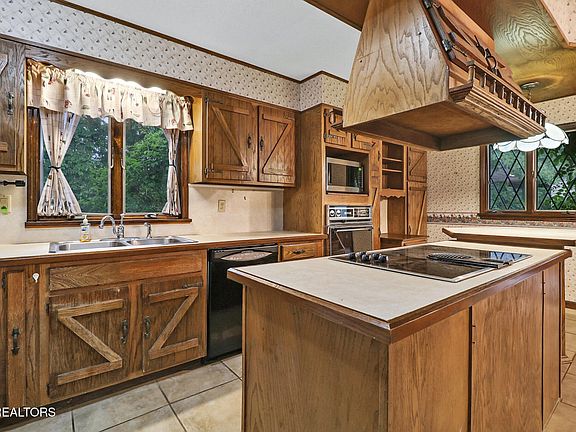 3rd image of 139 Anglewood Dr