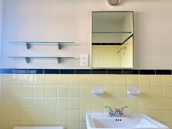 5th image of 1206 Castle Hill St APT 4