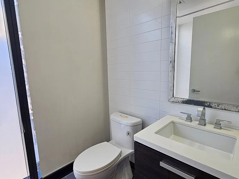 224 King St W #1207 — Photo 16