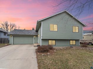 912 E Magnolia Dr, Brandon, SD 57005
