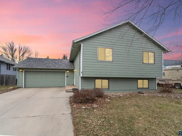 912 E Magnolia Dr, Brandon, SD 57005