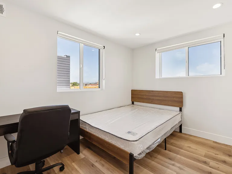 1326 W 35th Pl — Photo 15