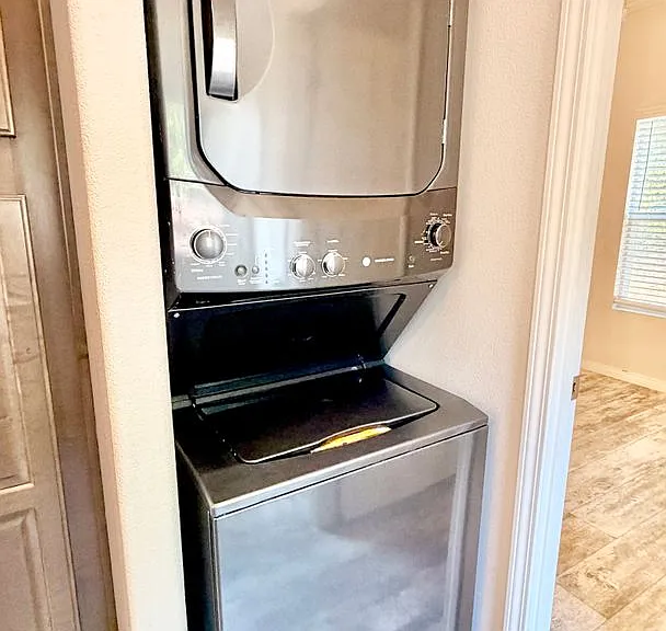 1727 S Hill Ave — Photo 8