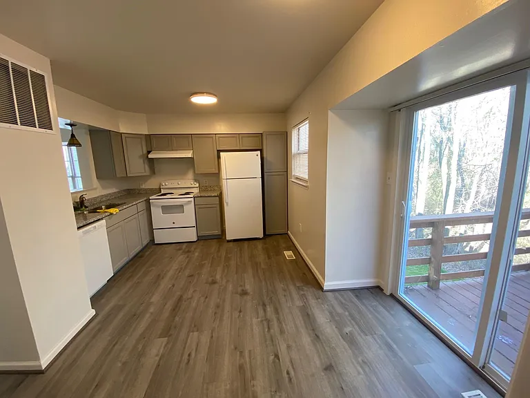 18222 Fox Chase Cir — Photo 5