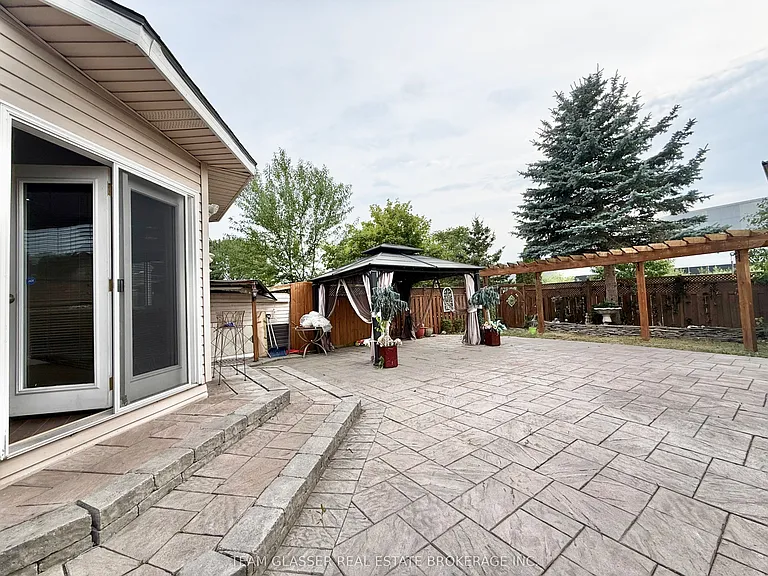 81 Erica Cres — Photo 3