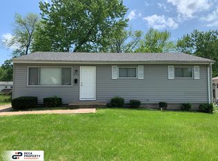 1050 Penhurst Dr, Florissant, MO 63033