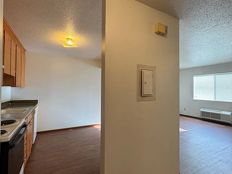 1500 Glen Dr — Photo 2