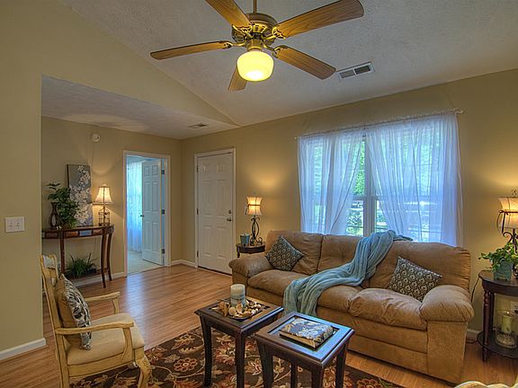 3rd image of 303 Kingsworth Ln