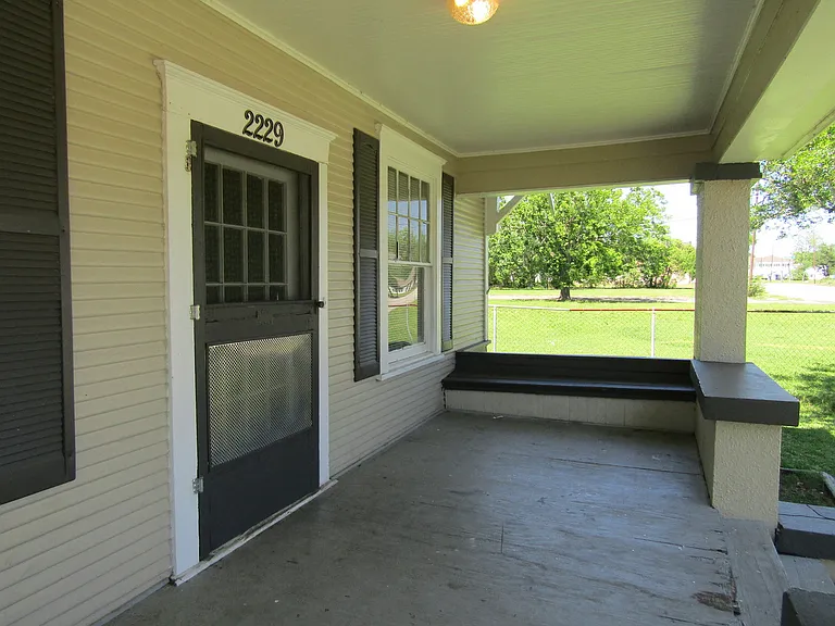 2229 Procter St — Photo 2