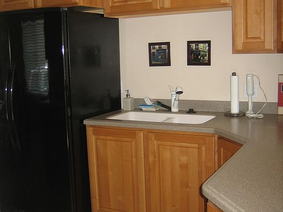 3rd image of 1583 E Glen Arbor St