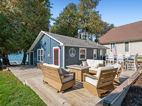 1247 Eagles Nest Rd, Indian River, MI 49749