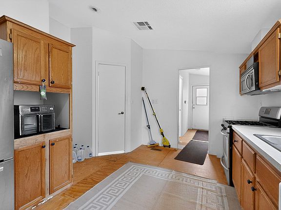 5th image of 82 Jesse James Rd