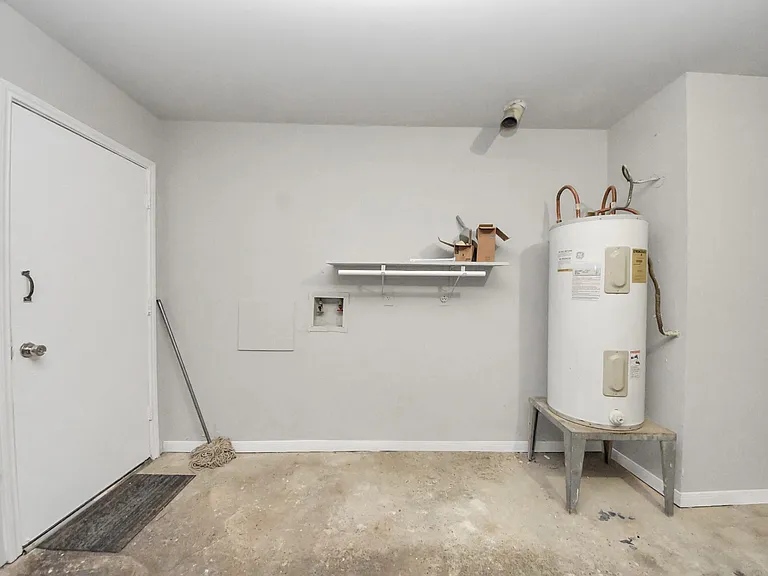1911 Hammerwood Dr — Photo 35