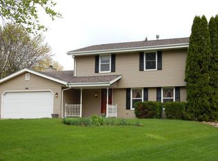 241 Parkview Ct, Pewaukee, WI 53072