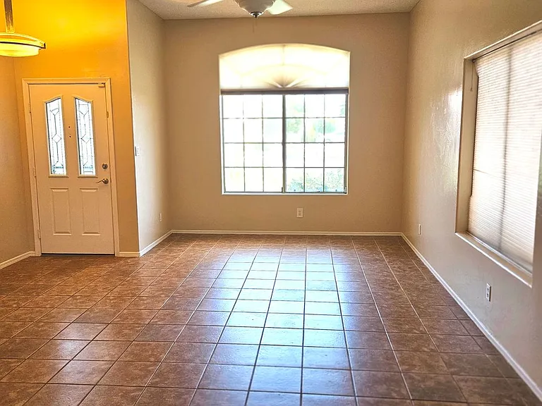 1325 S 28th Dr — Photo 5