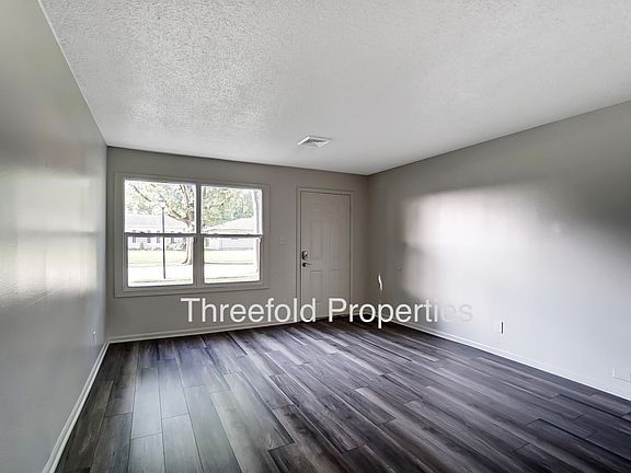 4th image of 1107 Larch Ln