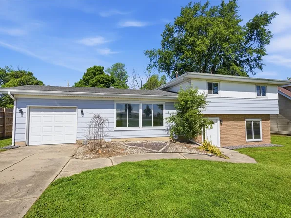 529 Interstate Dr, Saint Elmo, IL 62458