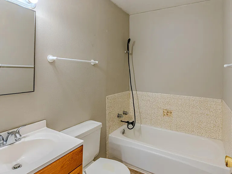 201 Burma Dr NE — Photo 17