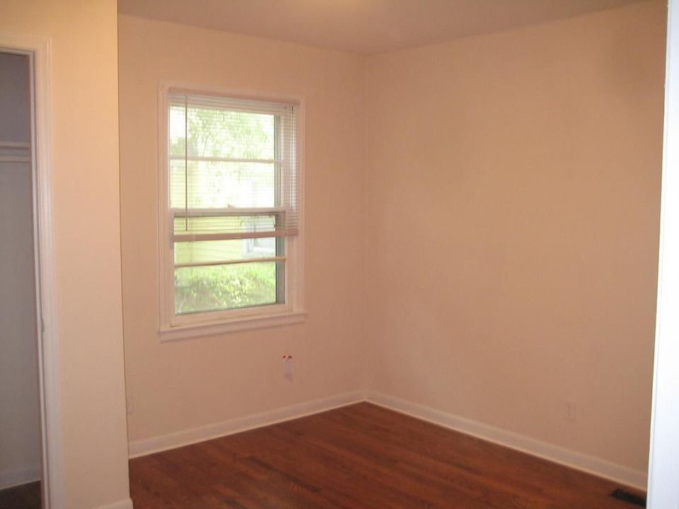 2nd image of 907-B Iredell St