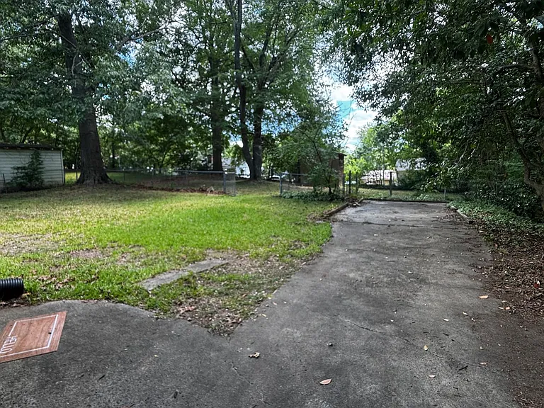 811 W Elm St — Photo 4