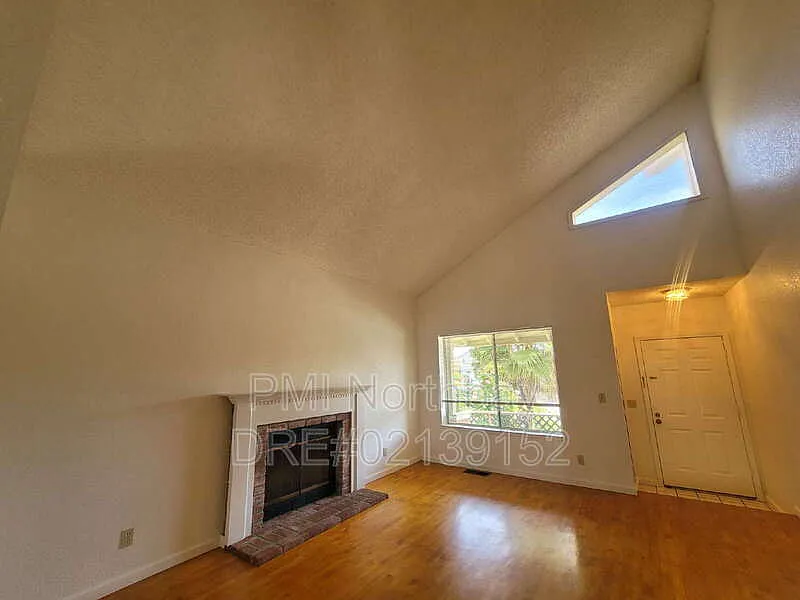 3 bed, 2.5 bath, 1818 sqft, $3,150 — Photo 3
