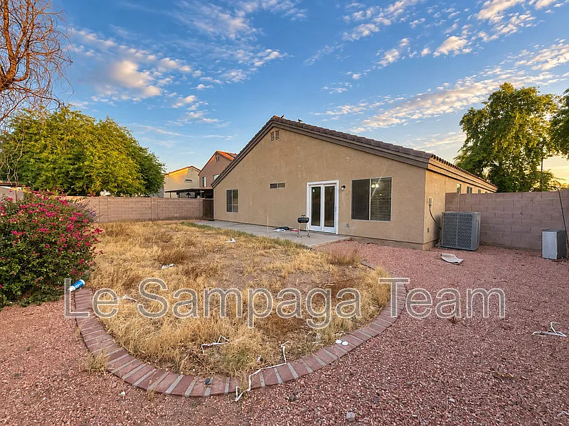 4 bed, 2.0 bath, 2290 sqft, $2,100 — Photo 2