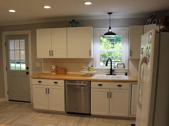 3rd image of 206 E 18th St