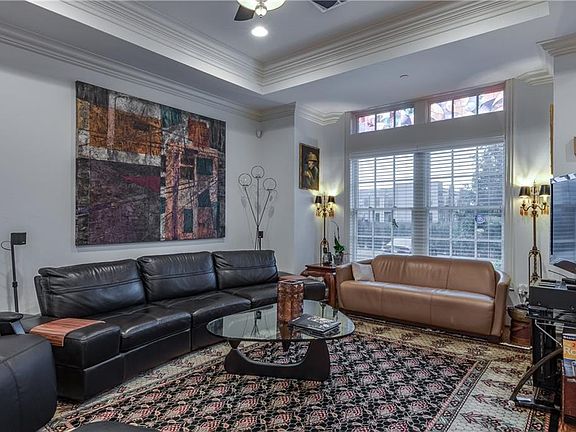 3rd image of 117 N Geary Cir