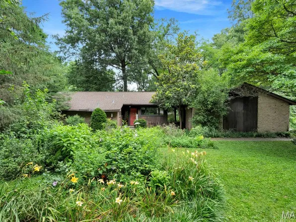 10 Sassafras Ln, Saint Louis, MO 63135