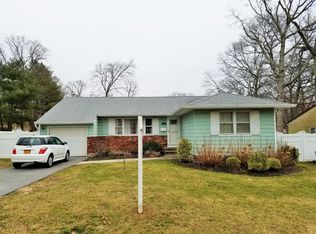 13 Center St, Ronkonkoma, NY 11779
