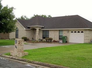 106 Crockett Dr, Cuero, TX 77954