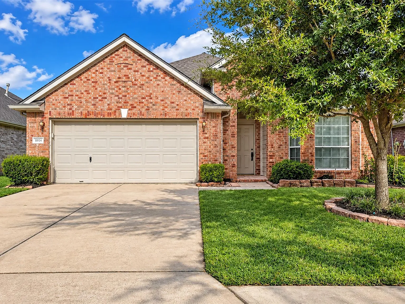 3 bed, 2.0 bath, 2006 sqft, $2,000 — Photo 1