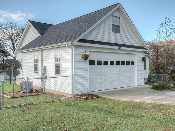 3rd image of 203 Amanda Leigh Ann Dr