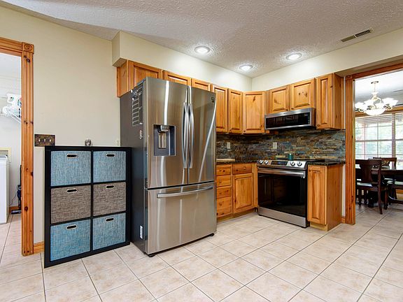 5th image of 270 Sherry Ln