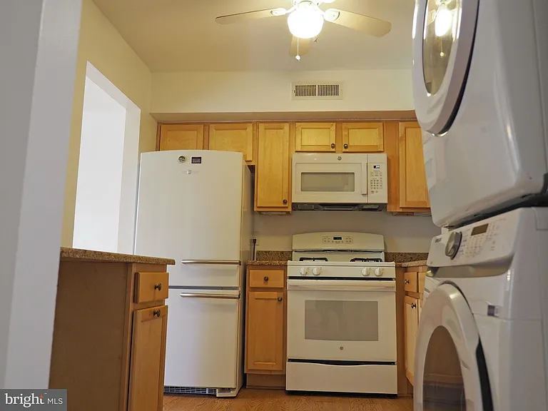 10 Monroe St #302 — Photo 8