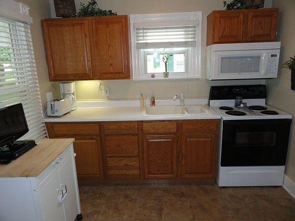 5th image of 163 Stratford Ave