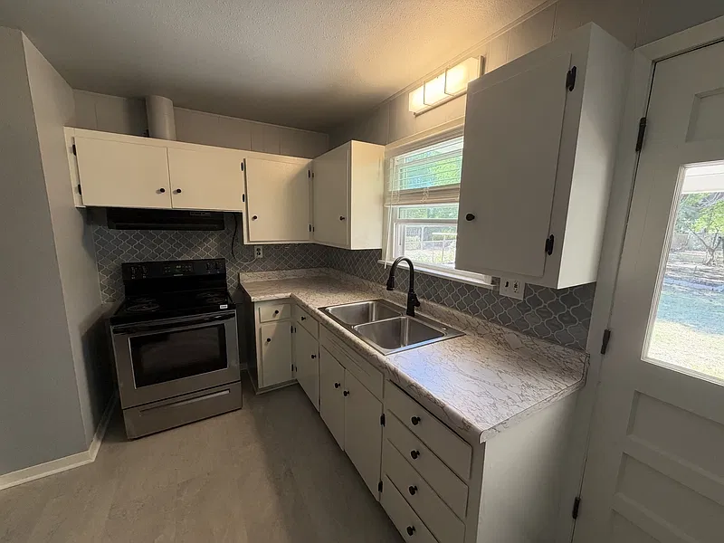 3 bed, 1.0 bath, $1,350 — Photo 3