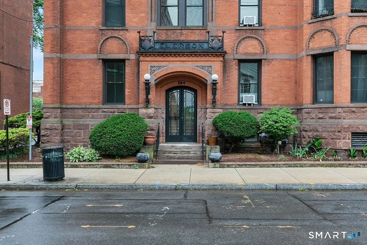 1 bed, 1.0 bath, 704 sqft, $2,300 — Photo 1