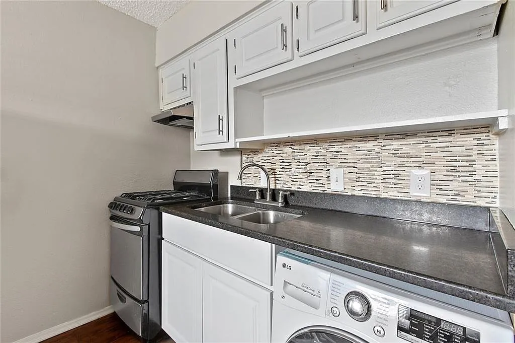 1 bed, 1.0 bath, 419 sqft, $899 — Photo 3