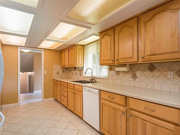 4th image of 138 Spengler St