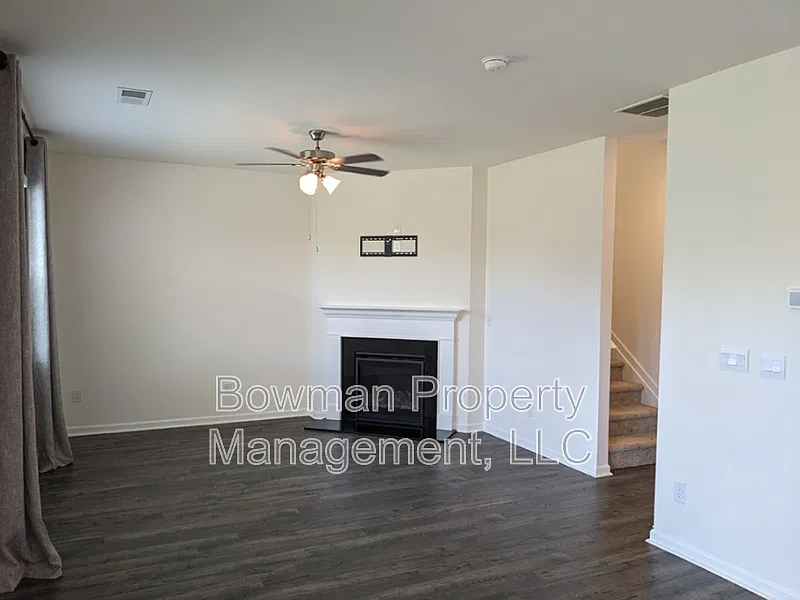 4 bed, 2.5 bath, 2052 sqft, $1,995 — Photo 4