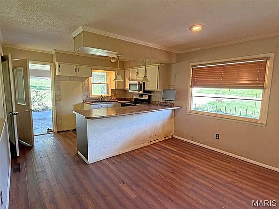 5th image of 2033 Meadows Rd