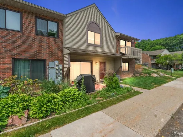 399 Spring Brooke Dr, Brighton, MI 48116
